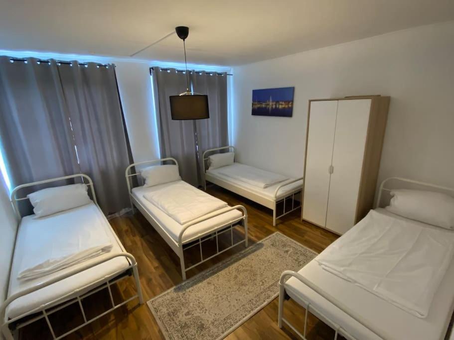 Apartment City Sued- 5 Zimmer_15 Personen _ Komplett_Eingerichtet Amburgo Esterno foto