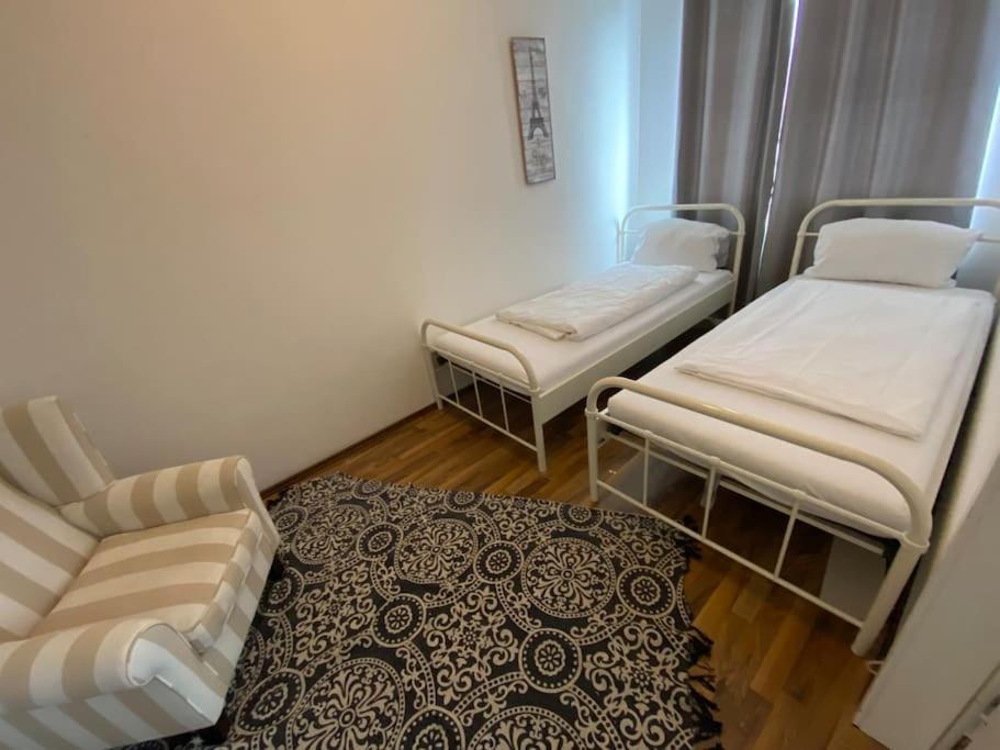 Apartment City Sued- 5 Zimmer_15 Personen _ Komplett_Eingerichtet Amburgo Esterno foto
